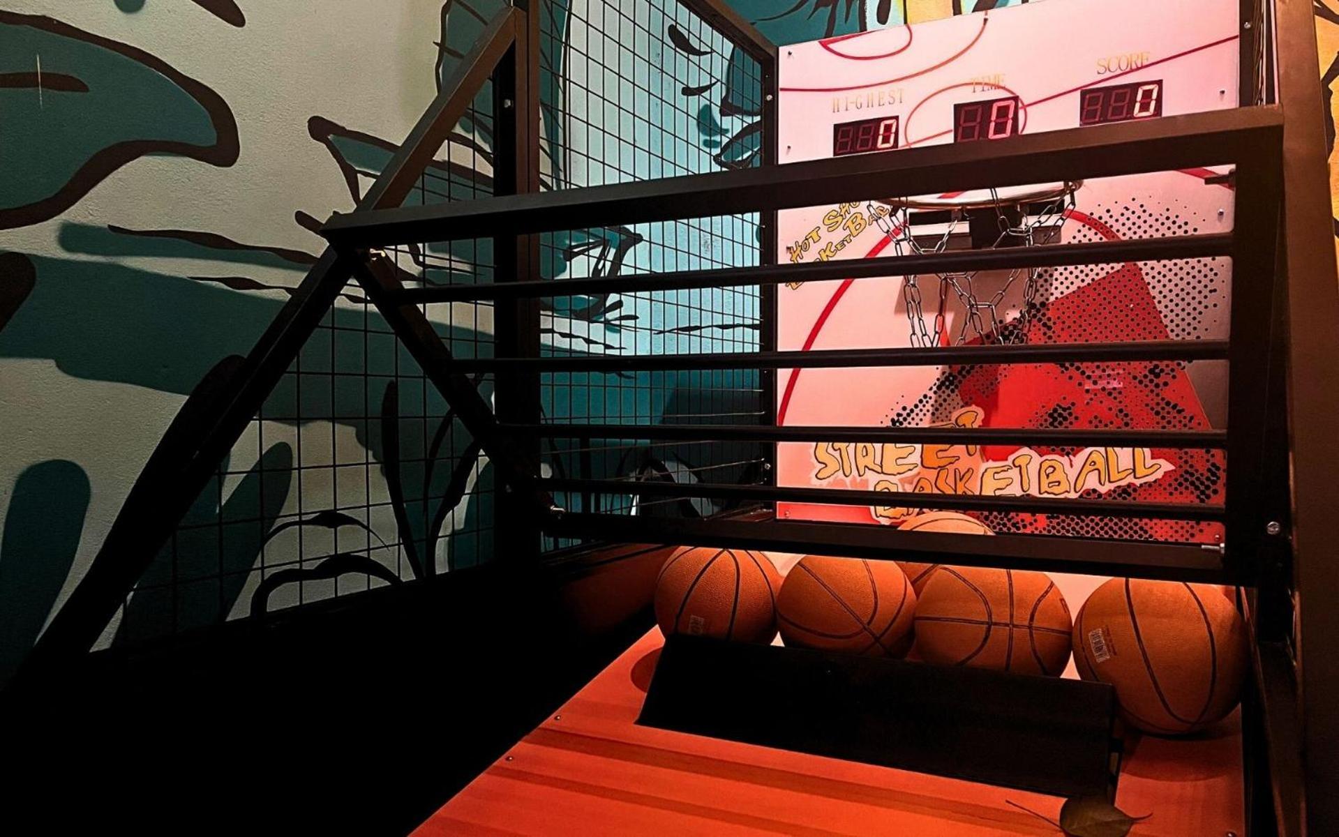 Mad Monkey Hanoi Hostel Exterior photo
