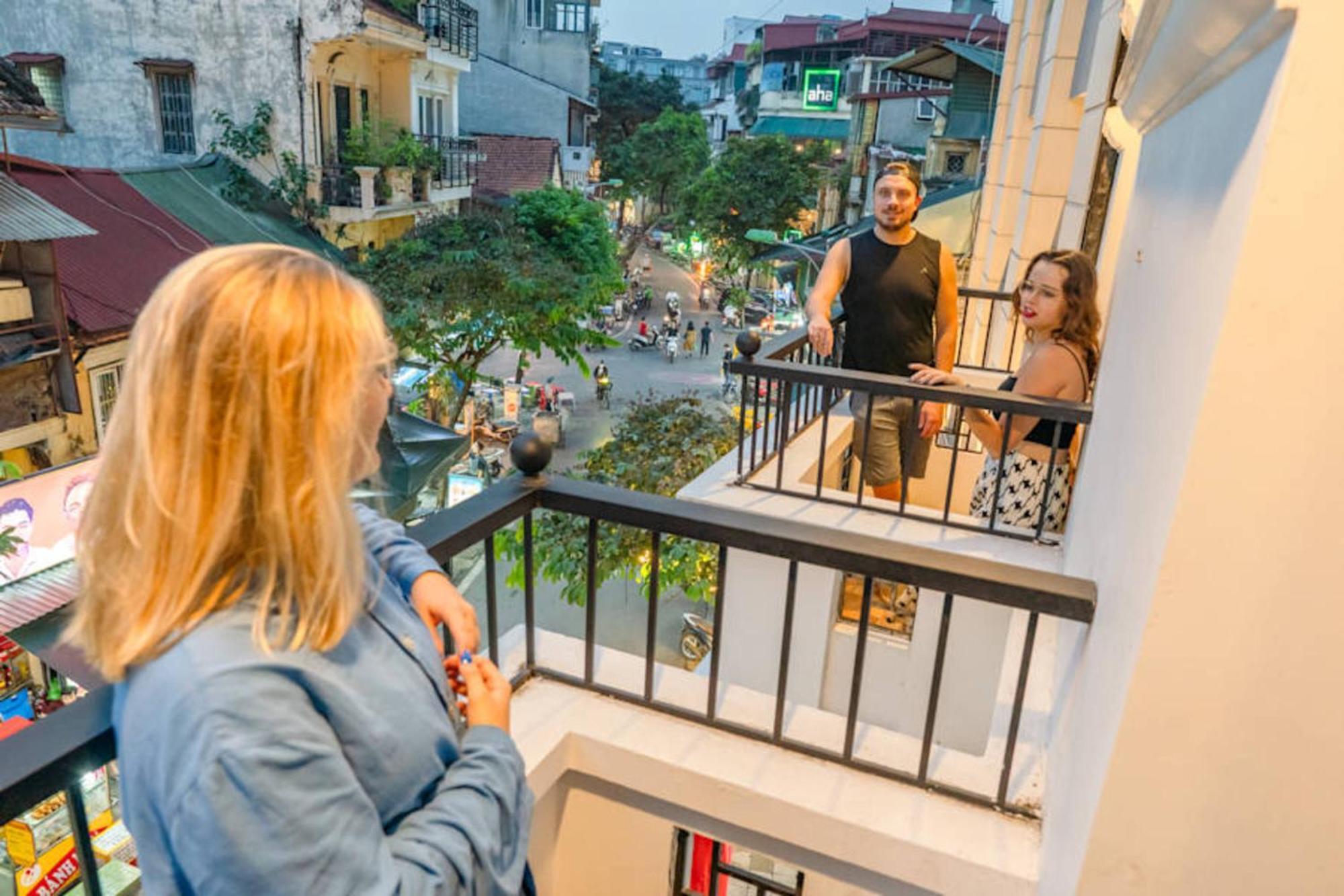 Mad Monkey Hanoi Hostel Exterior photo